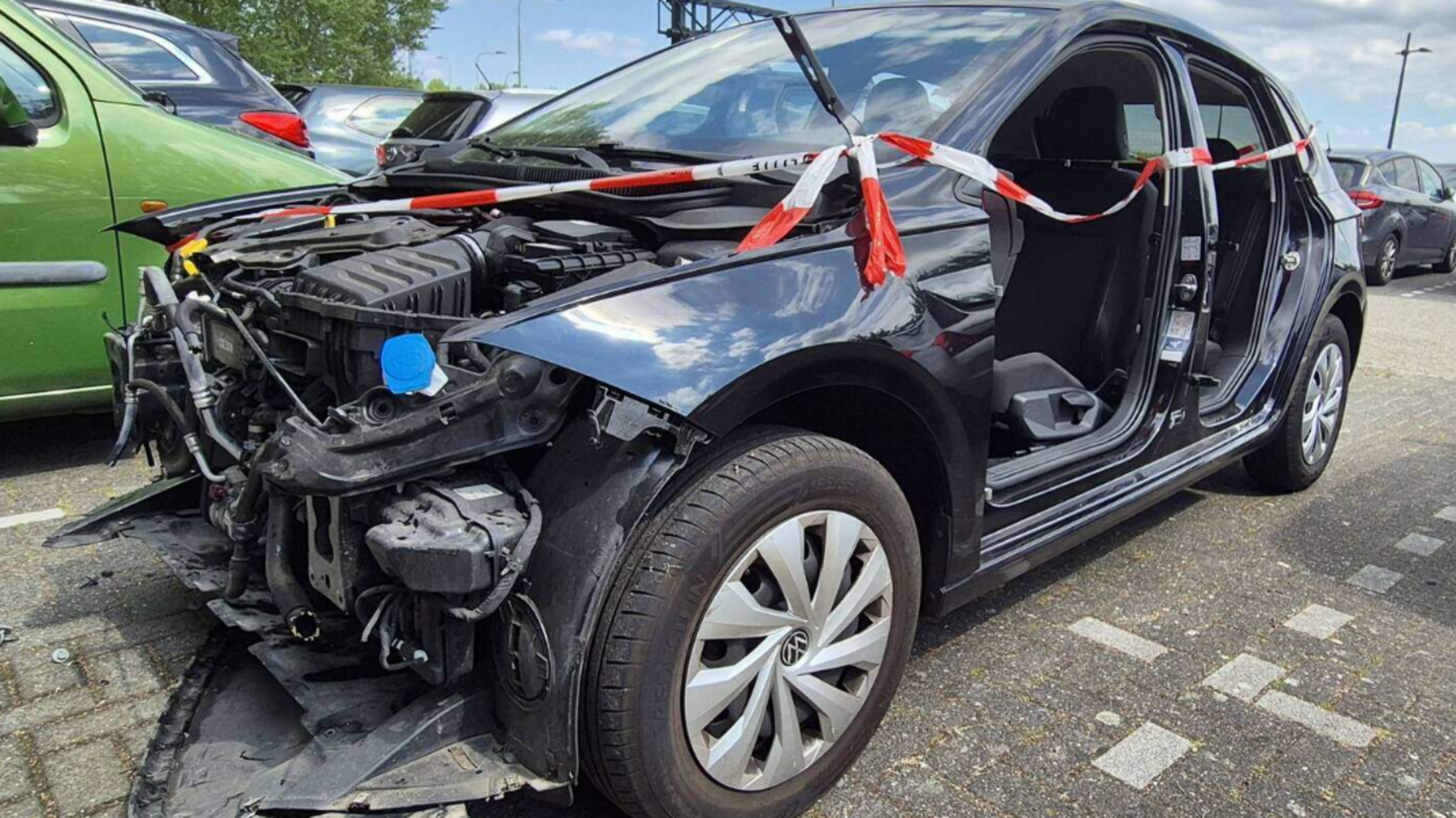 Een VW Polo en een Seat compleet gestript: ’Dit zijn professionals, hoe neem je anders acht deuren en twee motorkappen mee?’